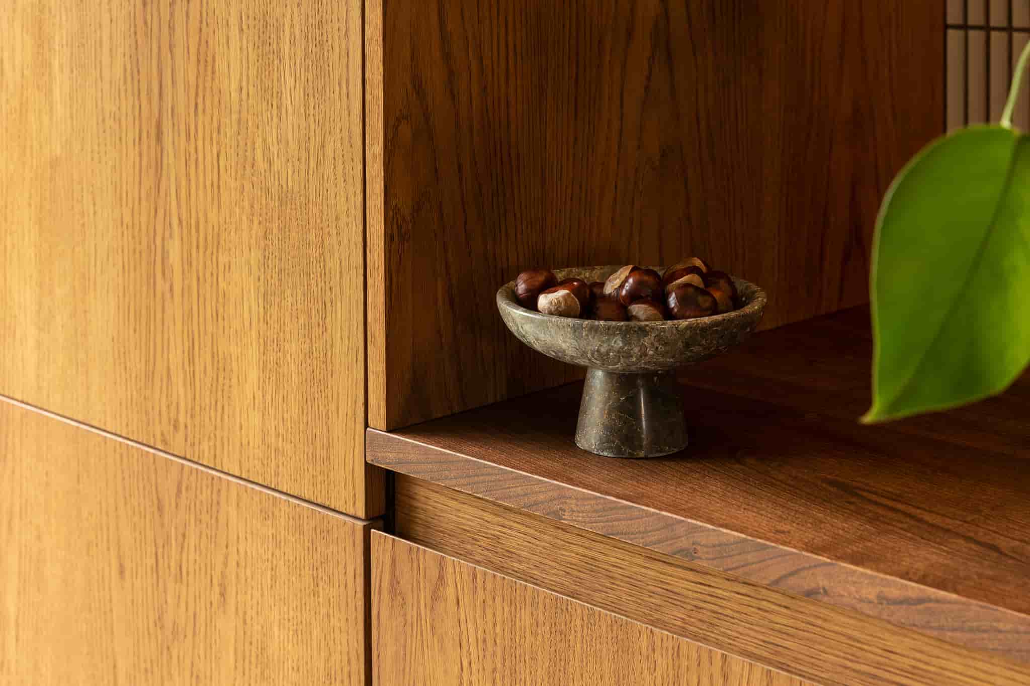 Moderne eiken keuken met houten greeplijsten in bijzondere kleur hout