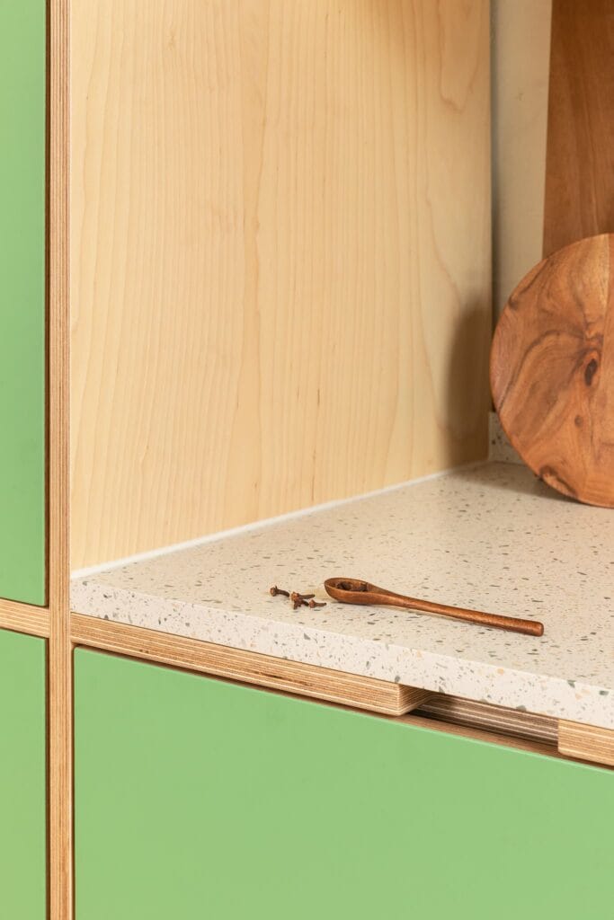 Luxe groene maatwerk keuken met houten accenten en hoogwaardige afwerking Groene keuken op maat · Green Valley Love · Houtwerff