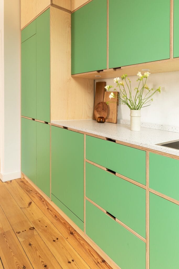 Luxueuze groene maatwerk keuken met houten accenten en hoogwaardige afwerking Groene keuken op maat · Green Valley Love · Houtwerff