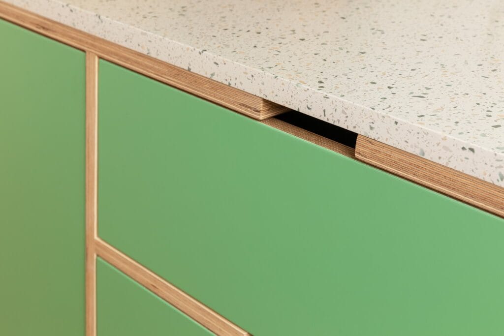 Detail van groene greeploze keuken met matte afwerking Groene keuken op maat · Green Valley Love · Houtwerff