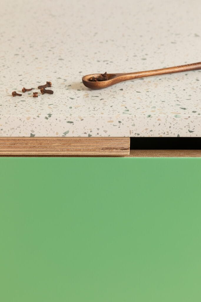 Terrazzo keukenblad met groene details Groene keuken op maat · Green Valley Love · Houtwerff