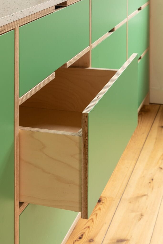 Een groene ladefront met berkenhout lades Groene keuken op maat · Green Valley Love · Houtwerff