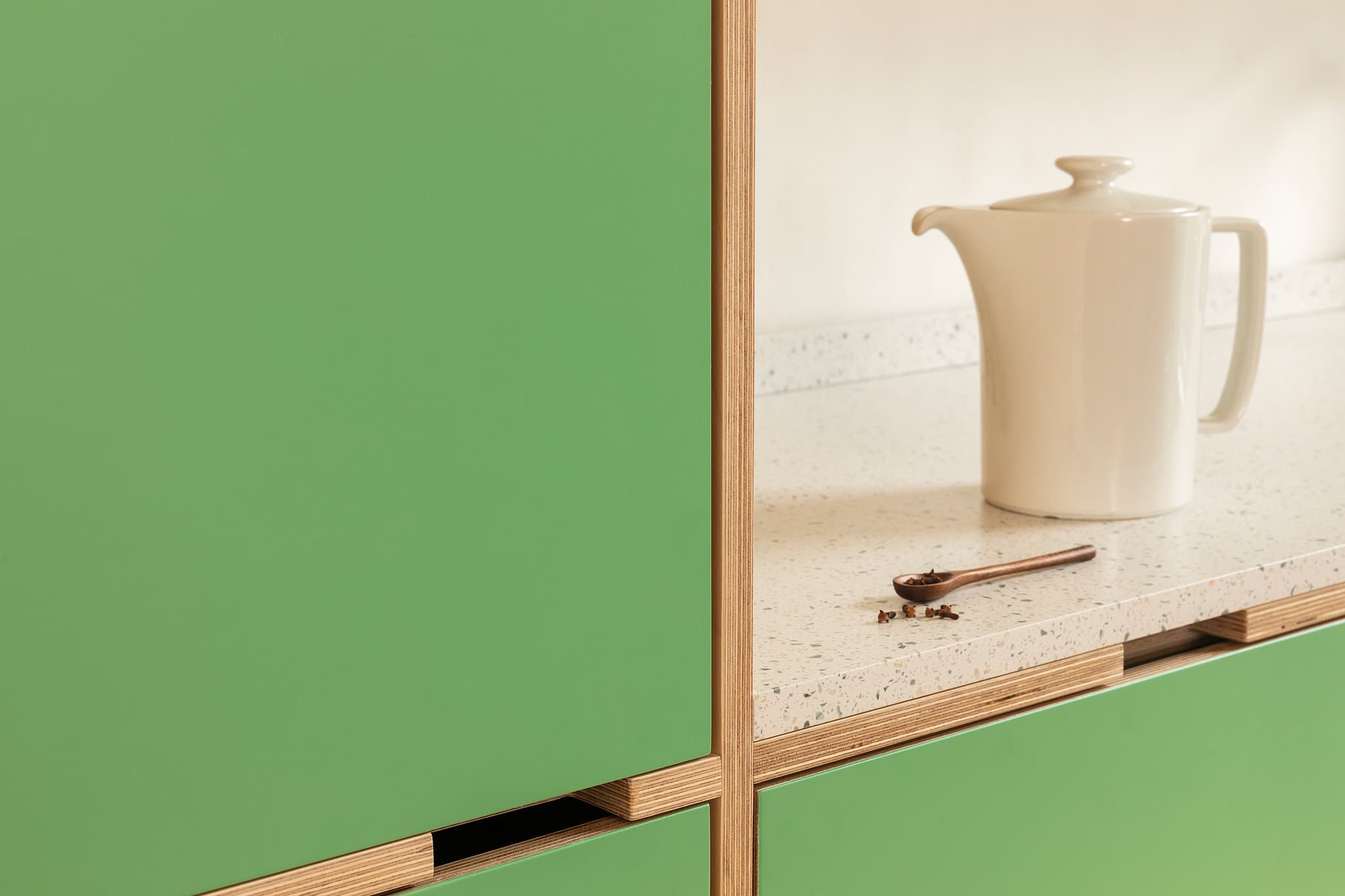 Keuken met groene kastdeuren en houten binnenzijde, op maat gemaakt Groene keuken op maat · Green Valley Love · Houtwerff