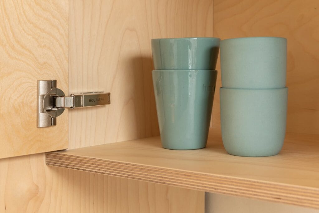 Keuken van berkenmultiplex ·  Groene keuken op maat · Green Valley Love · Houtwerff