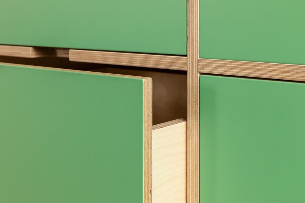 Een lade op maat in licht hout Groene keuken op maat · Green Valley Love · Houtwerff