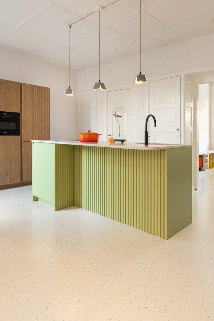 Retro keukenontwerp in felle kleuraccenten – Houtwerff Eindhoven