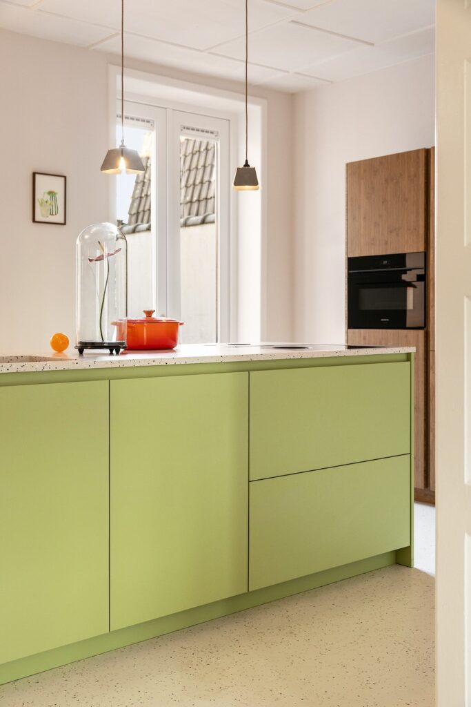 Terrazzo keukenblad met knalgroene Retro keuken op maat · Sweet piece of Lime · Houtwerff Eindhoven bijzondere keuken op maat Retro keuken op maat · Sweet piece of Lime · Houtwerff Eindhoven