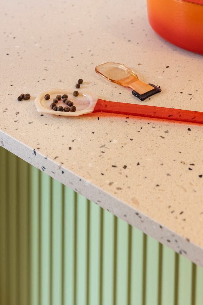 Terrazzo keukenblad met knalgroene Retro keuken op maat · Sweet piece of Lime · Houtwerff Eindhoven