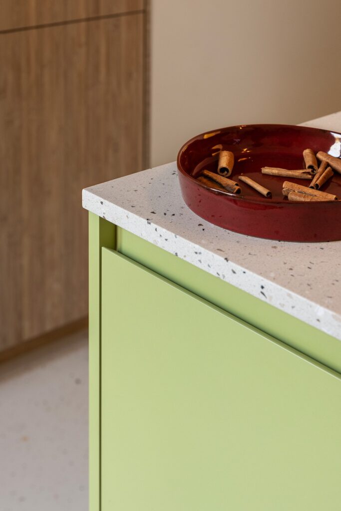Terrazzo keukenblad met knalgroene Retro keuken op maat · Sweet piece of Lime · Houtwerff Eindhoven