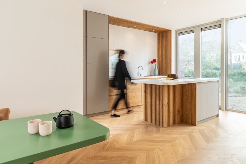 Massief Eik en Mat HPL gecombineerd in deze keuken Scandinavische keuken op maat · The Portland · Houtwerff Eindhoven