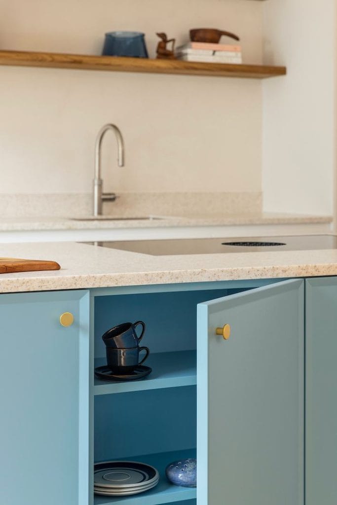 Georganiseerde indeling met luxe afwerking in blauwe keuken op maat