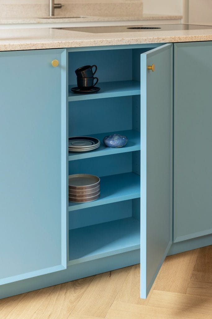 Praktische en stijlvolle opbergruimte in een blauwe design keuken