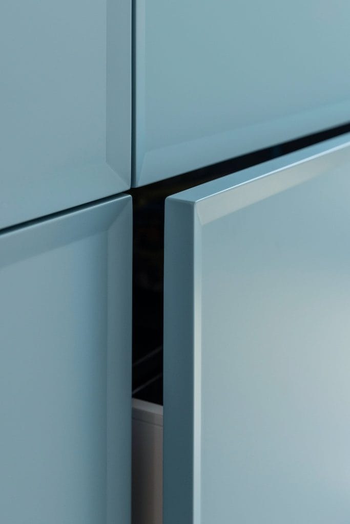 Close-up van blauw houten keukenfront met fijne detaillering, handgemaakt in Eindhoven