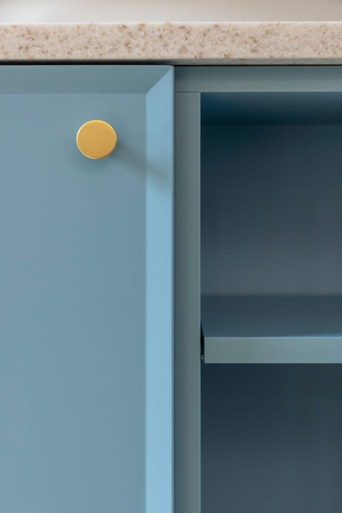 Messing handgreep bij Blue Moon / Blauwe keuken op maat Eindhoven