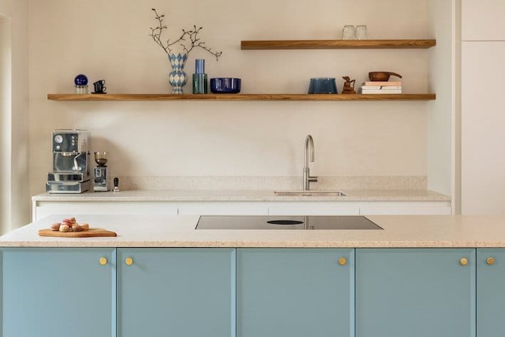 Bijzondere blauwe keuken met luxe afwerking en handgemaakte details