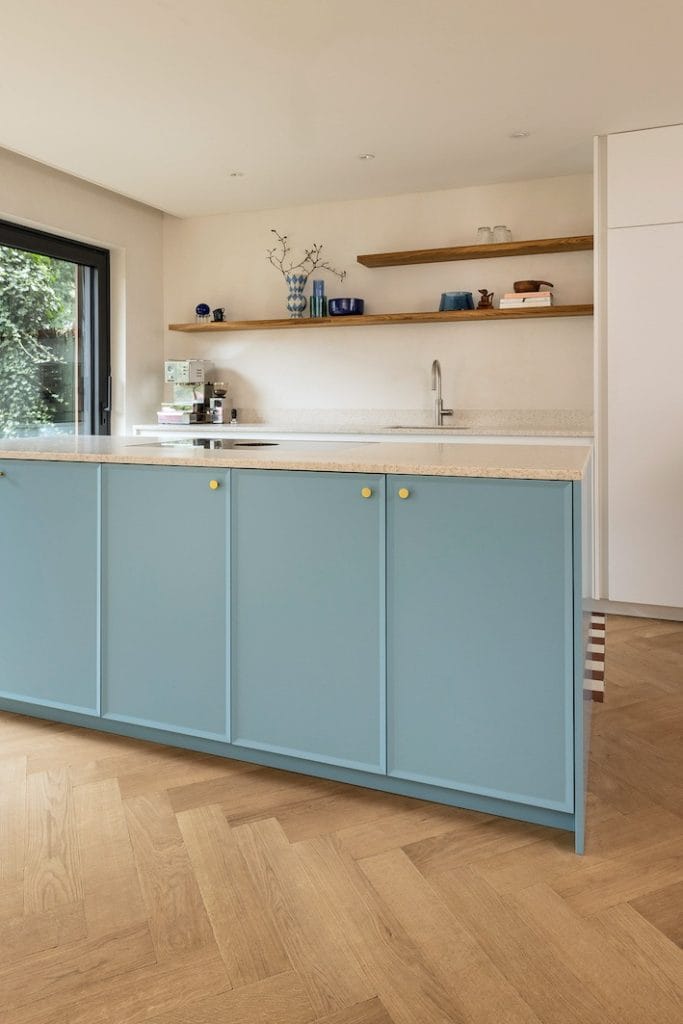 Ambachtelijke afwerking van een design keuken op maat in blauwe tint