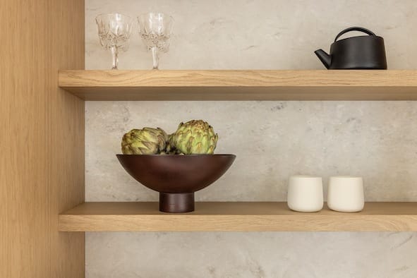Houten planken in nis met natuurlijke materialen
