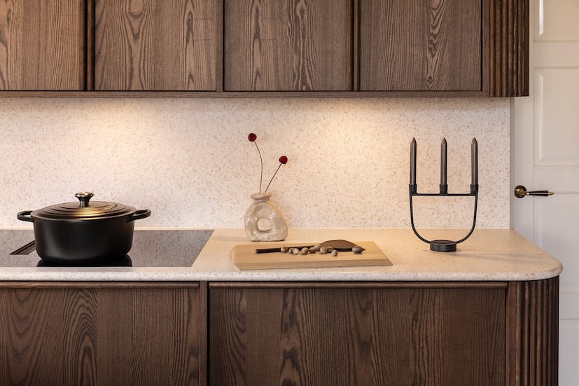 Keuken in donker eikenhout met ronde vormen