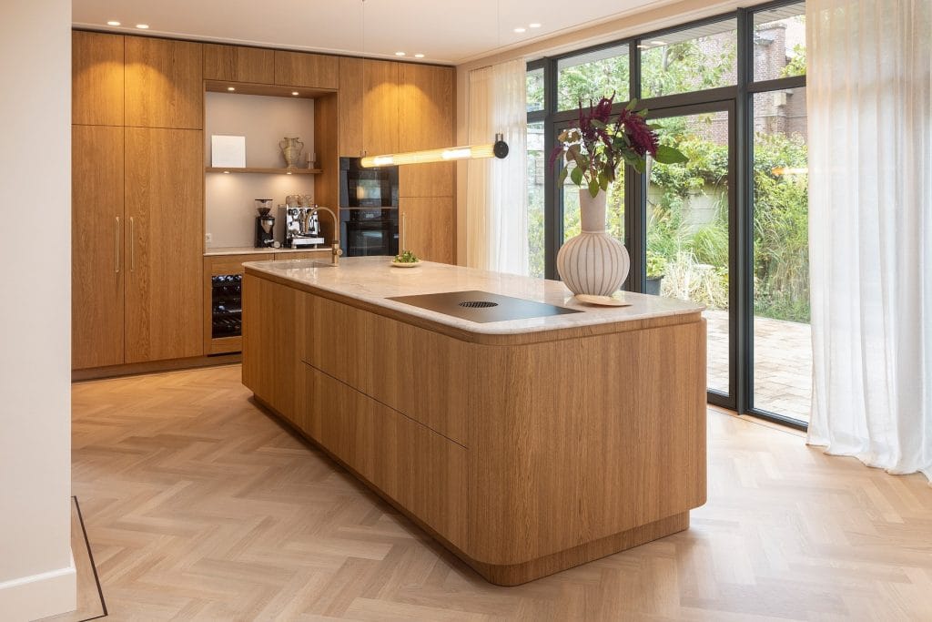Luxe houten keuken The Arc met rond kookeiland