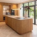 Luxe houten keuken The Arc met rond kookeiland