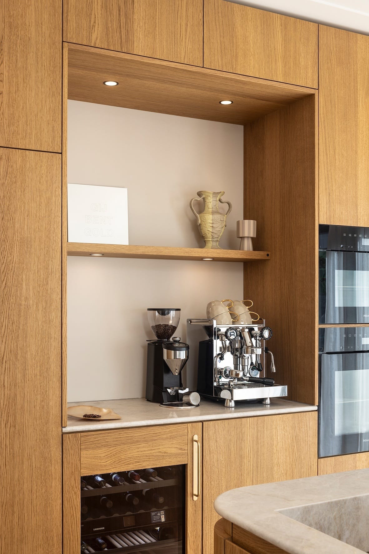 Koffienis van eikenhout - Luxe eikenhouten keuken met maatwerk kookeiland