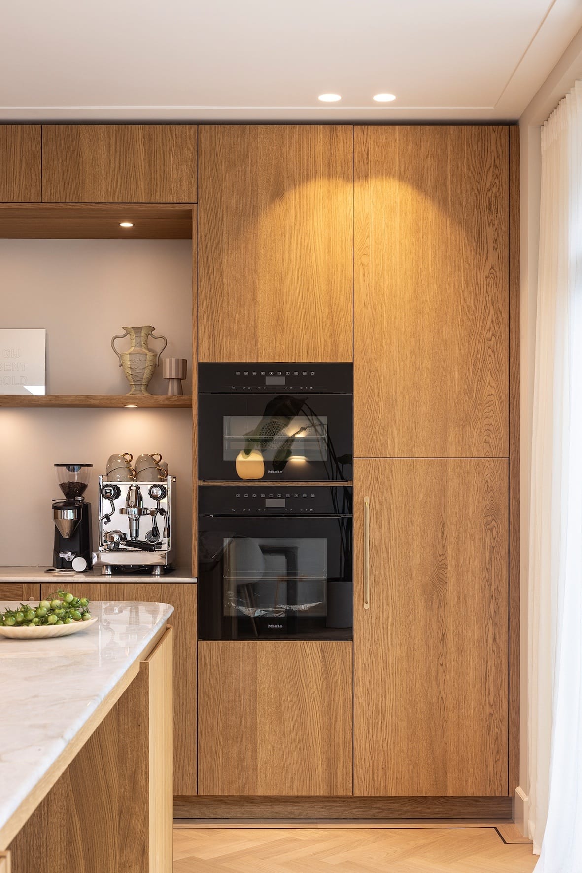 Houten keuken op maat als onderdeel van het interieur - voorzien van high end apparatuur