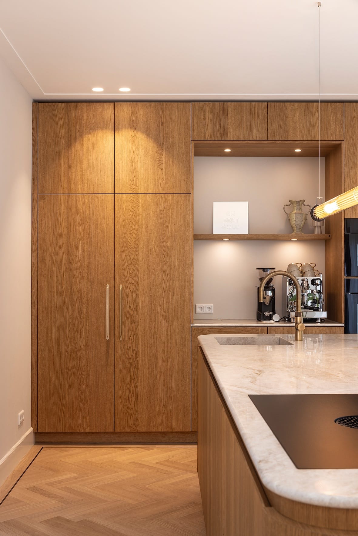 Koffienis - Houten keuken op maat als onderdeel van het interieur - voorzien van high end apparatuur