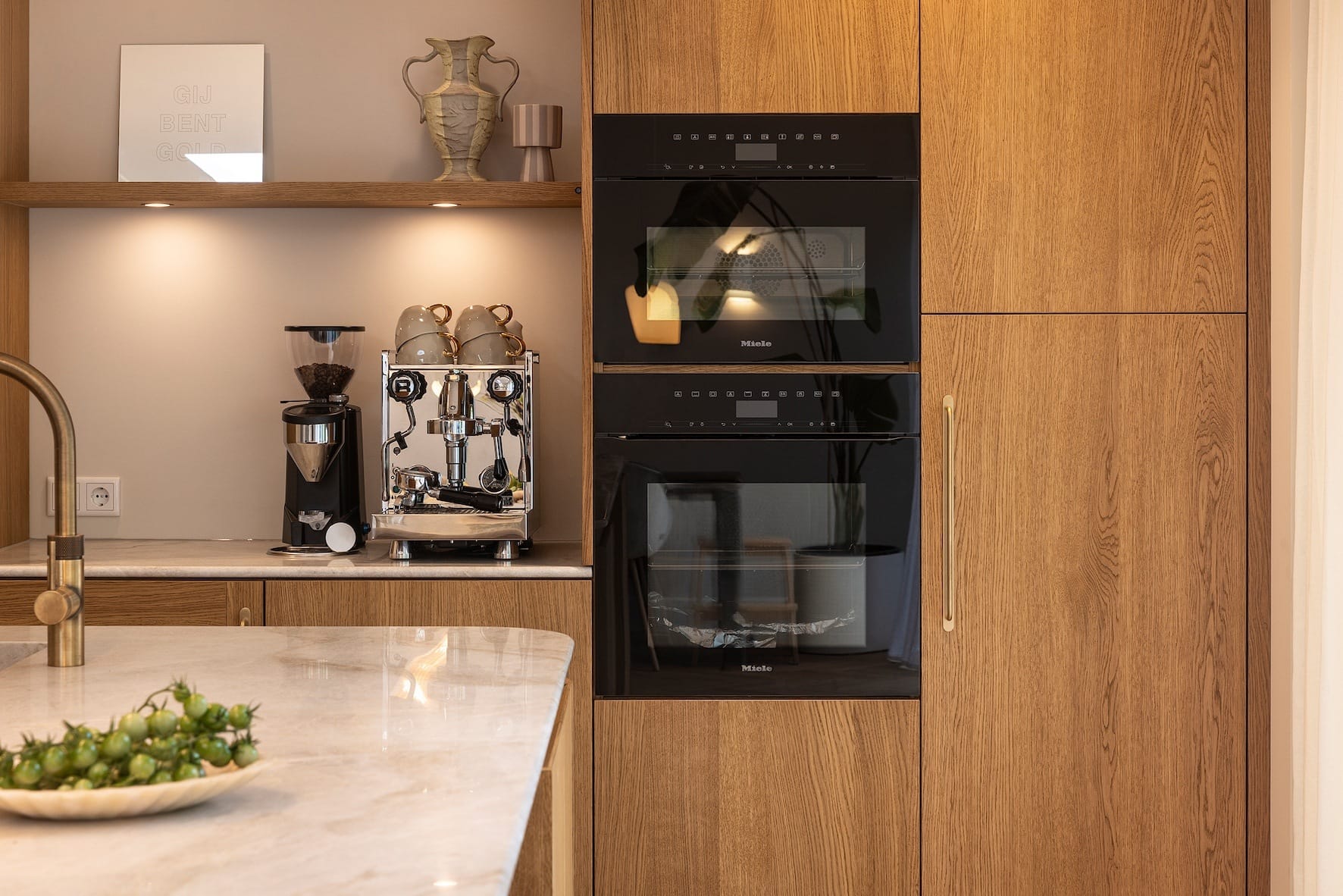Villa in Eindhoven - Luxe eikenhouten keuken met maatwerk kookeiland