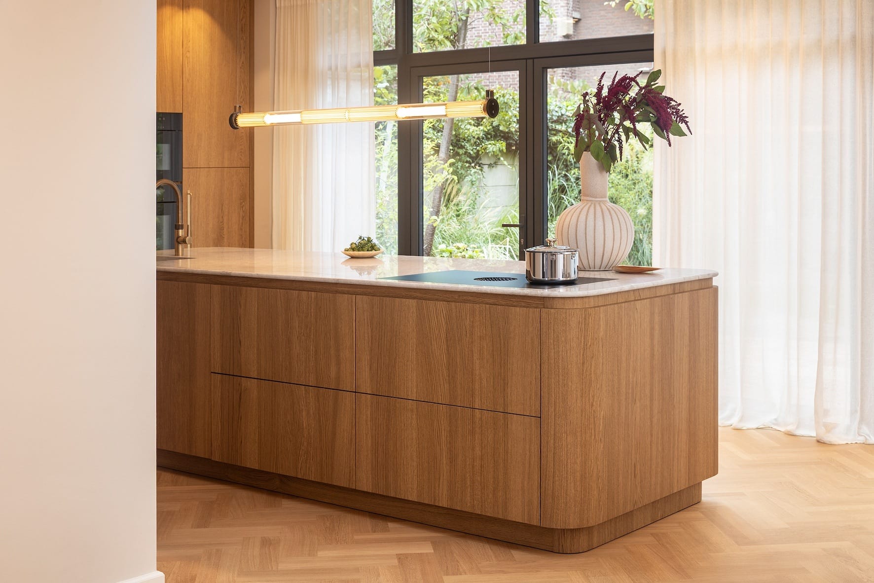 De exclusieve keuken is bij deze villa als onderdeel van het interieur ontworpen. Er ontstaat een samenhangend en rustig geheel.