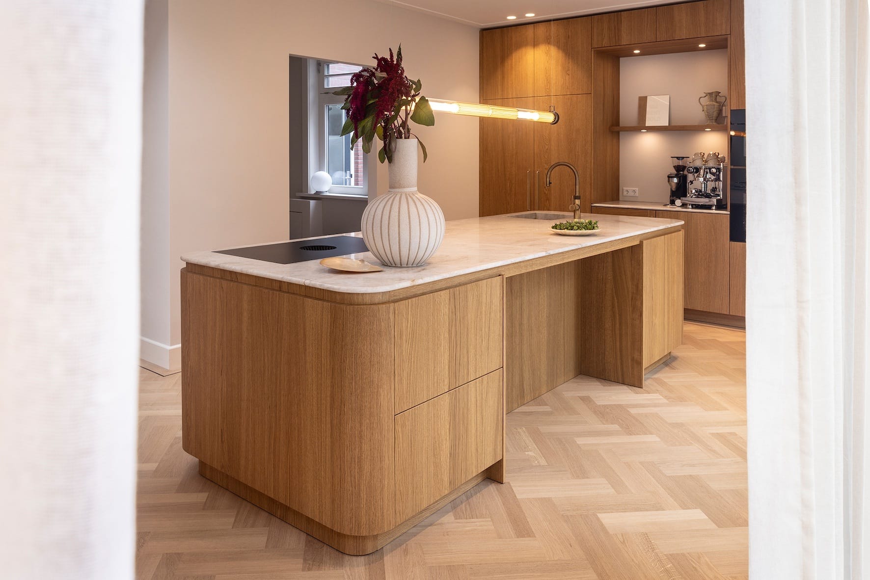 Luxe keuken op maat in eikenhout met rond eiland